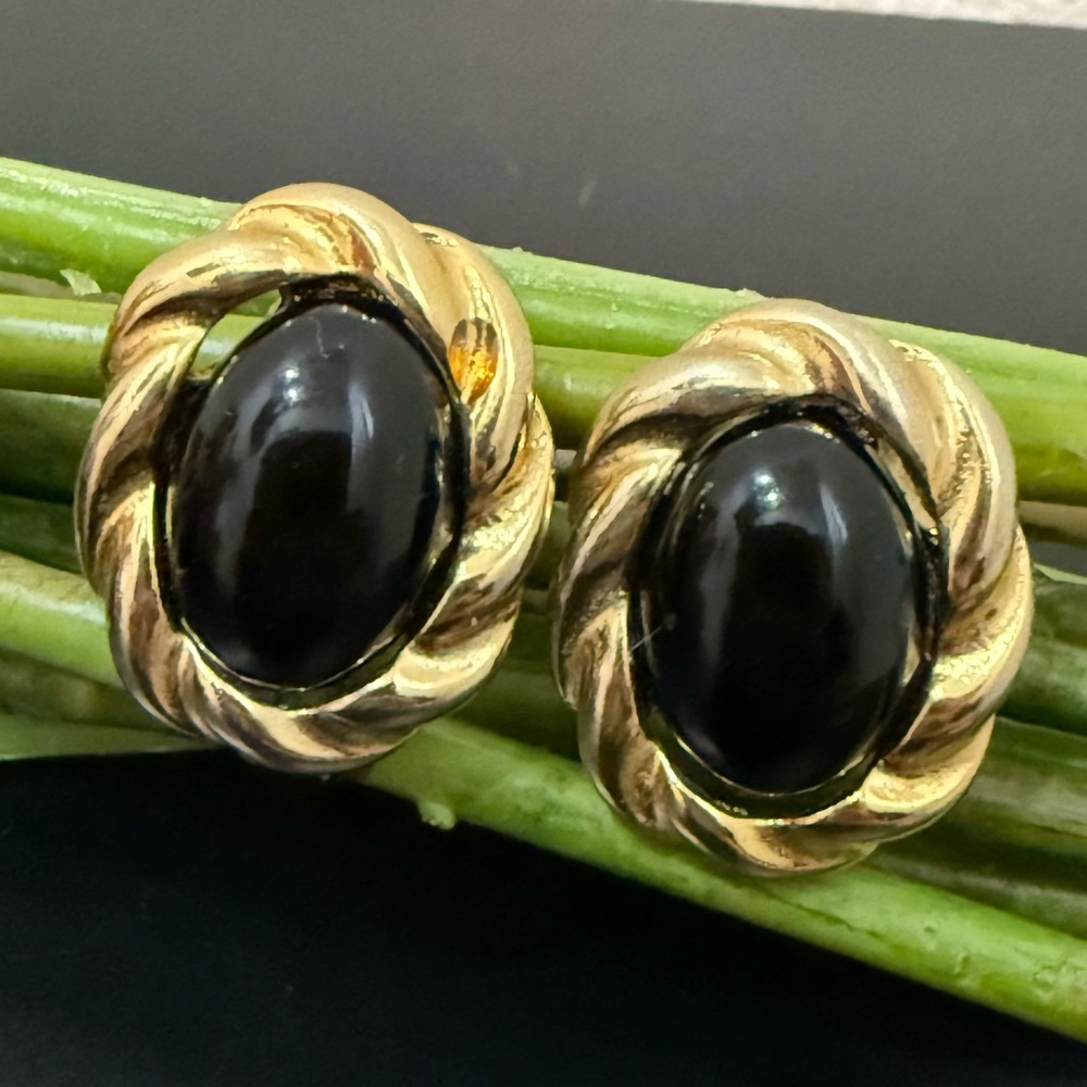 Vintage Unsigned Black Oval Cabochon Gold-tone Button Clip On Earrings 19g.